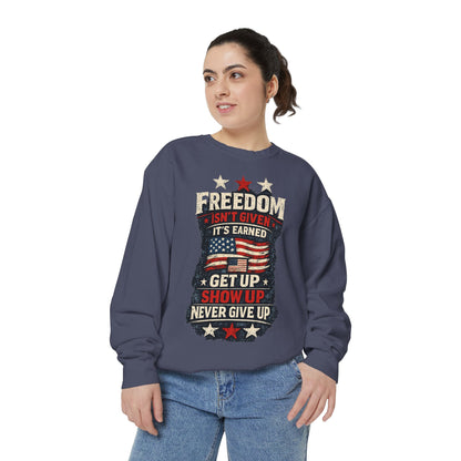Never Give Up USA™ Patriotic Sweatshirt – Inspirational 4th of July Crewneck for Everyday Motivation