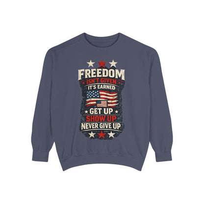 Never Give Up USA™ Patriotic Sweatshirt – Inspirational 4th of July Crewneck for Everyday Motivation
