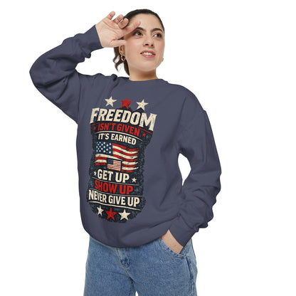 Never Give Up USA™ Patriotic Sweatshirt – Inspirational 4th of July Crewneck for Everyday Motivation