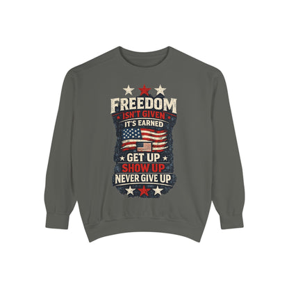 Never Give Up USA™ Patriotic Sweatshirt – Inspirational 4th of July Crewneck for Everyday Motivation