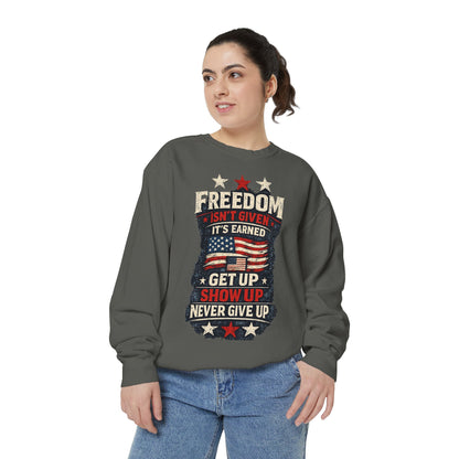 Never Give Up USA™ Patriotic Sweatshirt – Inspirational 4th of July Crewneck for Everyday Motivation